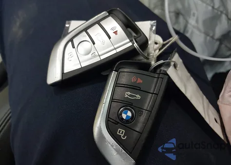 2018 BMW X1 xDrive28I из США, поврежденный, VIN WBXHT3C34J5L24481